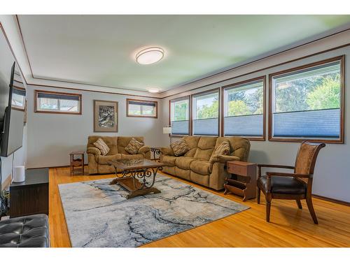 1101 Columbia Avenue, Trail, BC - Indoor Photo Showing Living Room