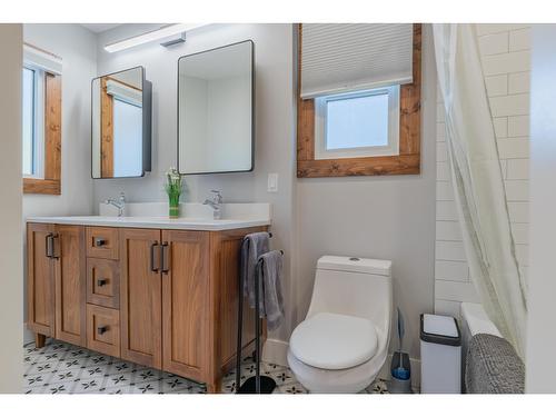 1101 Columbia Avenue, Trail, BC - Indoor Photo Showing Bathroom