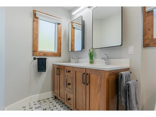 1101 Columbia Avenue, Trail, BC - Indoor Photo Showing Bathroom