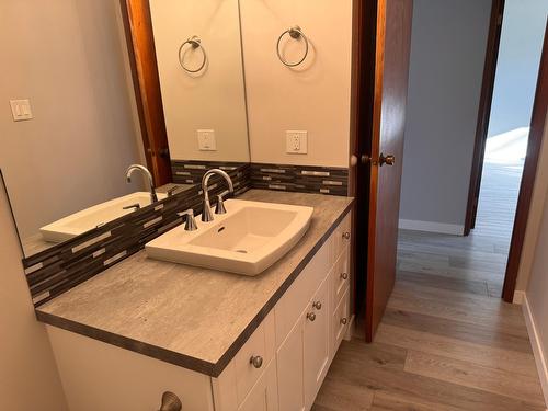 4 - 668 75Th Avenue, Grand Forks, BC - Indoor Photo Showing Bathroom