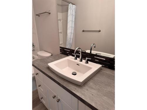 4 - 668 75Th Avenue, Grand Forks, BC - Indoor Photo Showing Bathroom