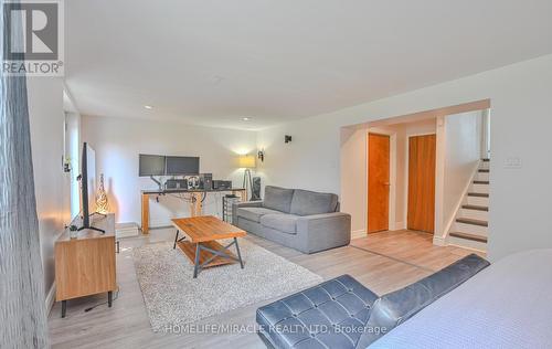 1032 Stone Church Road S, Hamilton (Templemead), ON - Indoor Photo Showing Living Room