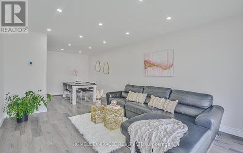 1032 Stone Church Road S, Hamilton (Templemead), ON - Indoor Photo Showing Living Room