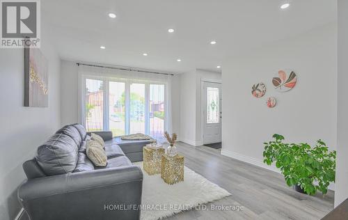 1032 Stone Church Road S, Hamilton (Templemead), ON - Indoor Photo Showing Living Room