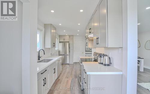 1032 Stone Church Road S, Hamilton (Templemead), ON - Indoor Photo Showing Kitchen With Upgraded Kitchen