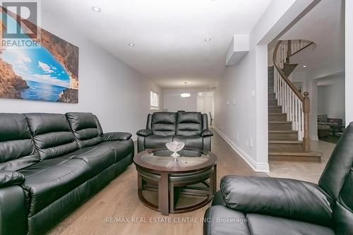 25 Oaklea Boulevard, Brampton (Fletcher'S Creek South), ON - Indoor Photo Showing Living Room