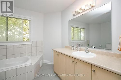 25 Oaklea Boulevard, Brampton (Fletcher'S Creek South), ON - Indoor Photo Showing Bathroom