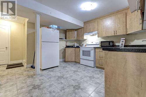 25 Oaklea Boulevard, Brampton (Fletcher'S Creek South), ON - Indoor Photo Showing Kitchen