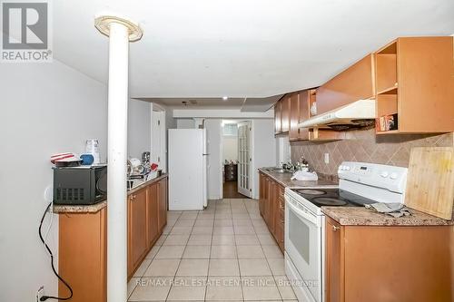 59 Parkside Drive E, Brampton, ON - Indoor Photo Showing Kitchen