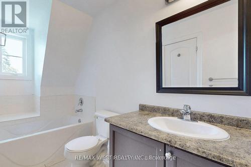 132 Hall Street, Richmond Hill, ON - Indoor Photo Showing Bathroom