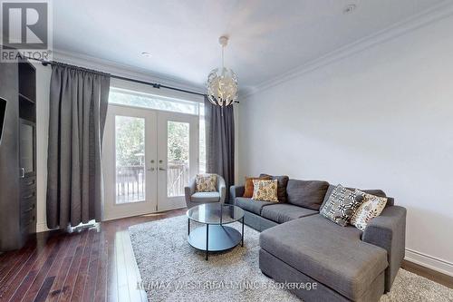 132 Hall Street, Richmond Hill, ON - Indoor Photo Showing Living Room