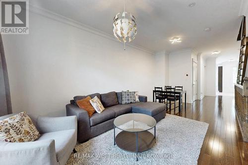 132 Hall Street, Richmond Hill, ON - Indoor Photo Showing Living Room