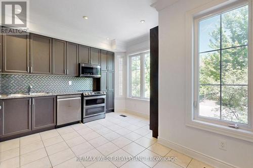 132 Hall Street, Richmond Hill, ON - Indoor Photo Showing Kitchen