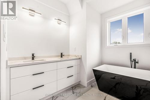 22 Alderwood Lane, Barrie (Allandale), ON - Indoor Photo Showing Bathroom