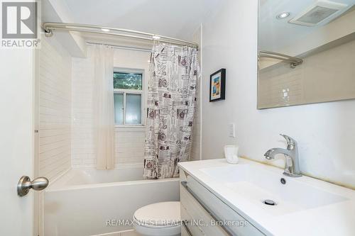 34 Penhurst Avenue, Toronto (Stonegate-Queensway), ON - Indoor Photo Showing Bathroom