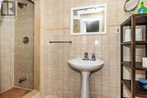 34 Penhurst Avenue, Toronto (Stonegate-Queensway), ON - Indoor Photo Showing Bathroom