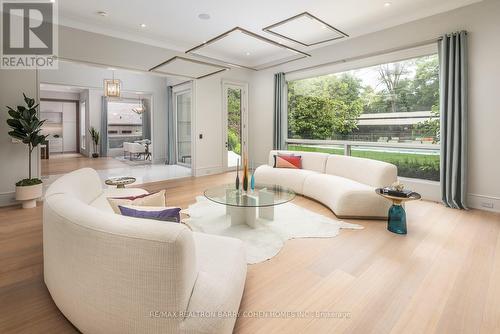 101 Old Colony Road, Toronto (St. Andrew-Windfields), ON - Indoor Photo Showing Living Room