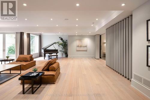 101 Old Colony Road, Toronto (St. Andrew-Windfields), ON - Indoor Photo Showing Living Room