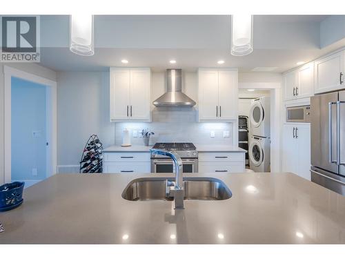 4000 Redstone Crescent Unit# 218, Peachland, BC - Indoor Photo Showing Kitchen