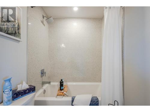 4000 Redstone Crescent Unit# 218, Peachland, BC - Indoor Photo Showing Bathroom