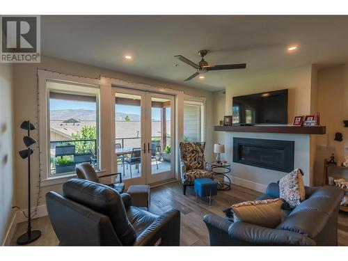 4000 Redstone Crescent Unit# 218, Peachland, BC - Indoor Photo Showing Living Room With Fireplace