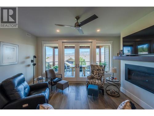 4000 Redstone Crescent Unit# 218, Peachland, BC - Indoor Photo Showing Living Room With Fireplace