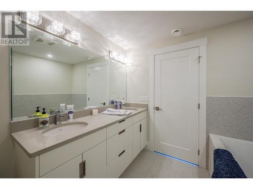 4000 Redstone Crescent Unit# 218, Peachland, BC - Indoor Photo Showing Bathroom