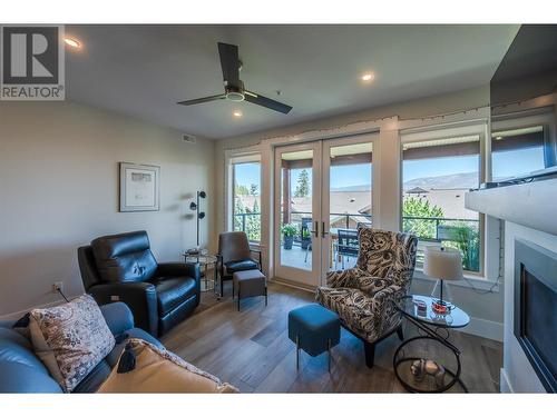 4000 Redstone Crescent Unit# 218, Peachland, BC - Indoor Photo Showing Living Room With Fireplace