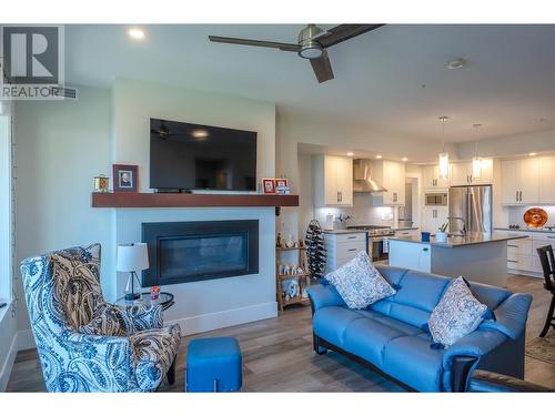 4000 Redstone Crescent Unit# 218, Peachland, BC - Indoor Photo Showing Living Room With Fireplace