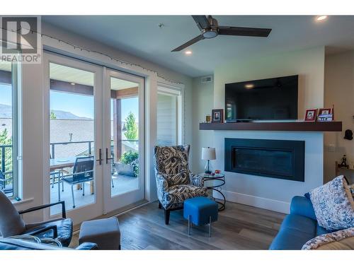 4000 Redstone Crescent Unit# 218, Peachland, BC - Indoor Photo Showing Living Room With Fireplace