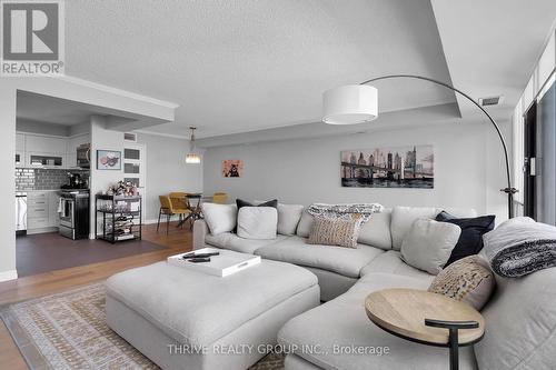 402 - 380 King Street, London, ON - Indoor Photo Showing Living Room