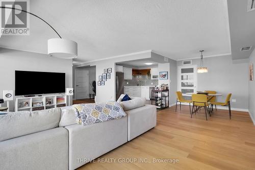 402 - 380 King Street, London, ON - Indoor Photo Showing Living Room