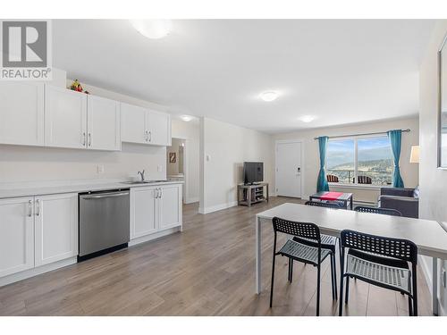 1295 Mine Hill Drive, Kelowna, BC - Indoor Photo Showing Kitchen