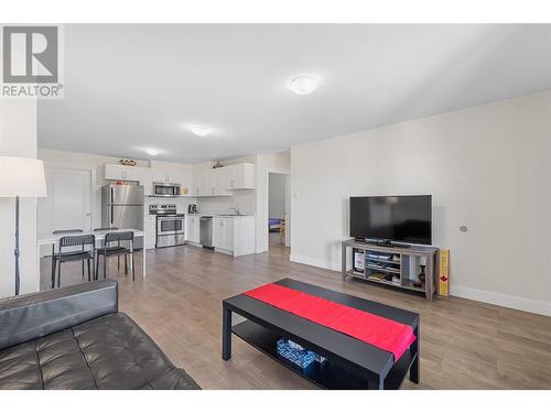 1295 Mine Hill Drive, Kelowna, BC - Indoor Photo Showing Living Room