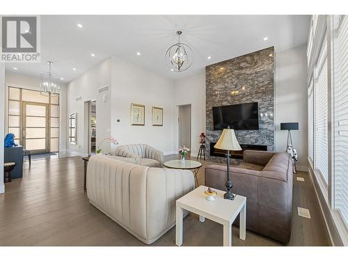 1295 Mine Hill Drive, Kelowna, BC - Indoor Photo Showing Living Room