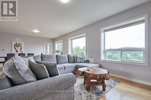 189 Halbiem Crescent, Dysart Et Al, ON - Indoor Photo Showing Living Room