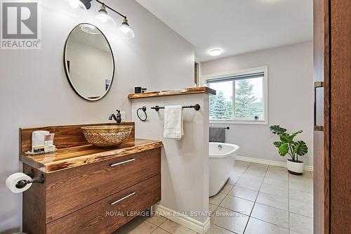 189 Halbiem Crescent, Dysart Et Al, ON - Indoor Photo Showing Bathroom