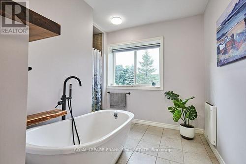 189 Halbiem Crescent, Dysart Et Al, ON - Indoor Photo Showing Bathroom