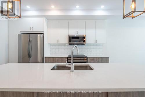 313 Mullighan Gardens, Peterborough (Northcrest), ON - Indoor Photo Showing Kitchen With Upgraded Kitchen