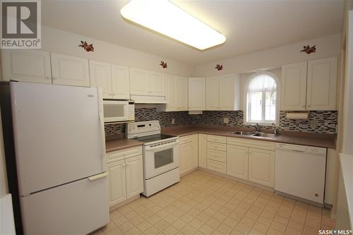 304 1152 103Rd Street, North Battleford, SK - Indoor Photo Showing Kitchen With Double Sink