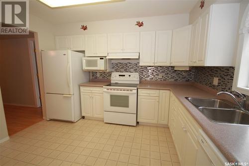 304 1152 103Rd Street, North Battleford, SK - Indoor Photo Showing Kitchen With Double Sink