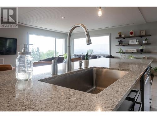 6552 Goose Lake Road, Vernon, BC - Indoor Photo Showing Kitchen With Upgraded Kitchen