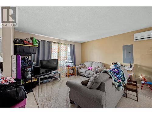 2466 Sexsmith Road, Kelowna, BC - Indoor Photo Showing Living Room