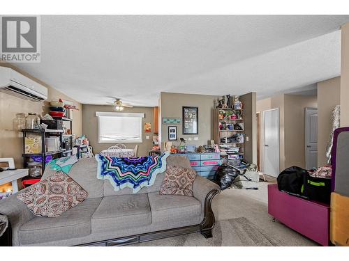 2466 Sexsmith Road, Kelowna, BC - Indoor Photo Showing Living Room