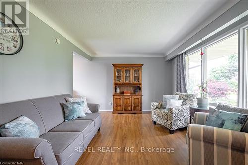 108 Watt Avenue, Welland, ON - Indoor Photo Showing Living Room