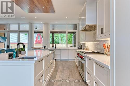 11 Woodbourne Court, Niagara-On-The-Lake, ON - Indoor Photo Showing Kitchen With Upgraded Kitchen