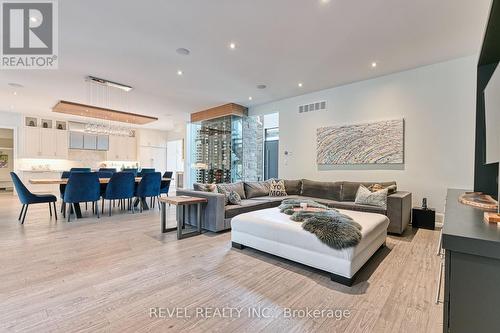 11 Woodbourne Court, Niagara-On-The-Lake, ON - Indoor Photo Showing Living Room