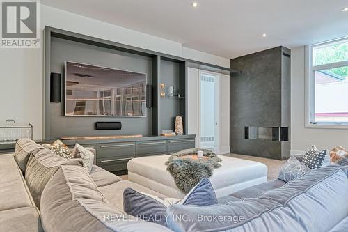 11 Woodbourne Court, Niagara-On-The-Lake, ON - Indoor Photo Showing Living Room