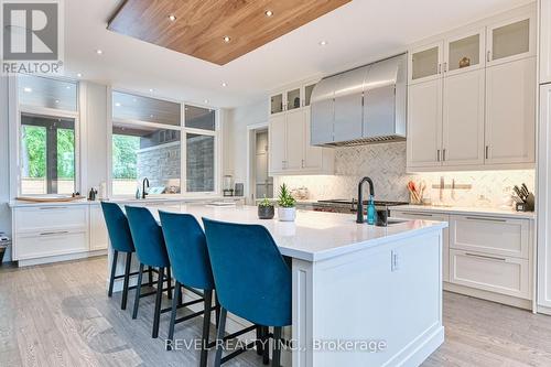 11 Woodbourne Court, Niagara-On-The-Lake, ON - Indoor Photo Showing Kitchen With Upgraded Kitchen