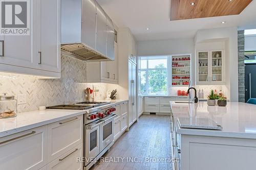 11 Woodbourne Court, Niagara-On-The-Lake, ON - Indoor Photo Showing Kitchen With Upgraded Kitchen